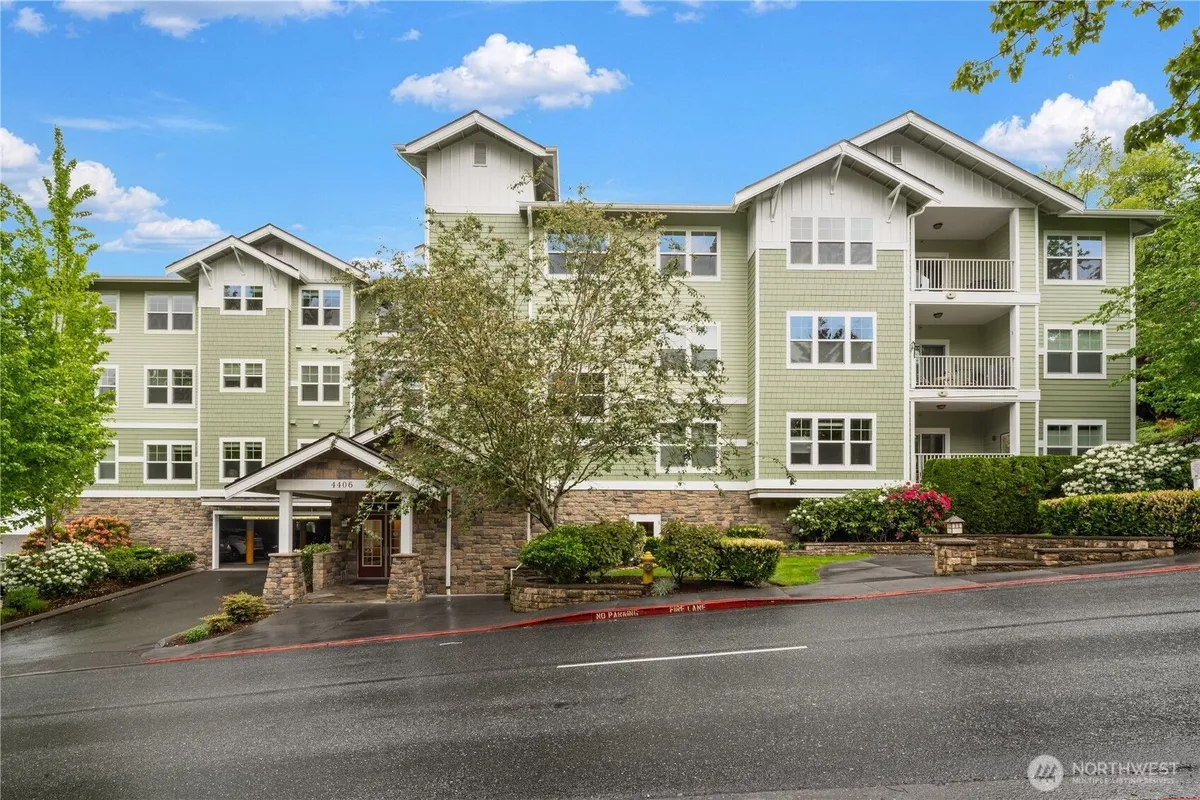 Property Slideshow image 1 of 37 | 4406 providence point pl 302, Issaquah, WA, 98029