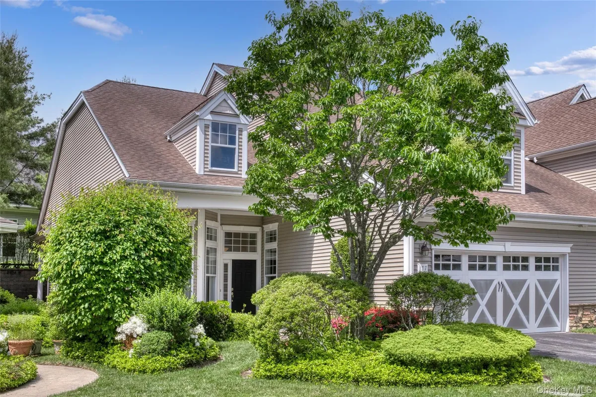 Property Slideshow image 1 of 22 | 177 melody ct, Brookhaven, NY, 11941