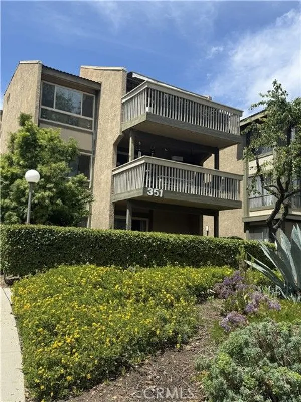 Property Slideshow image 1 of 18 | 351 chestnut hill ct 16, Thousand Oaks, CA, 91360