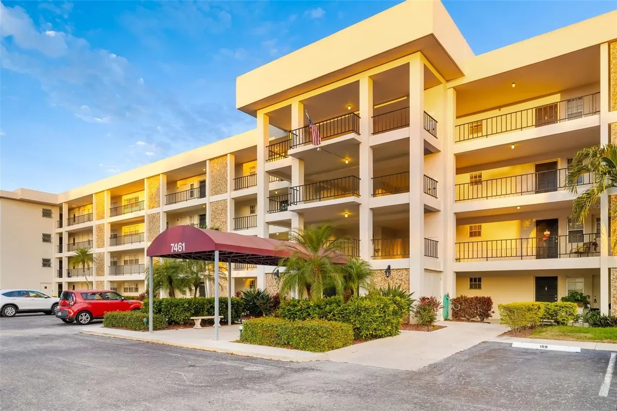 Property Slideshow image 1 of 48 | 7461 w country club dr 404, Sarasota, FL, 34243