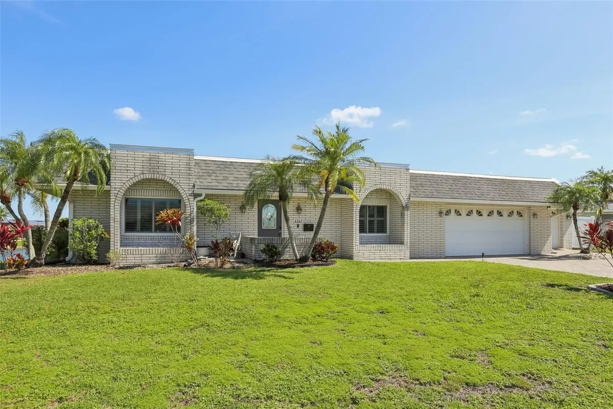 Property Slideshow image 1 of 36 | 1717 danbury dr, Sun City Center, FL, 33573