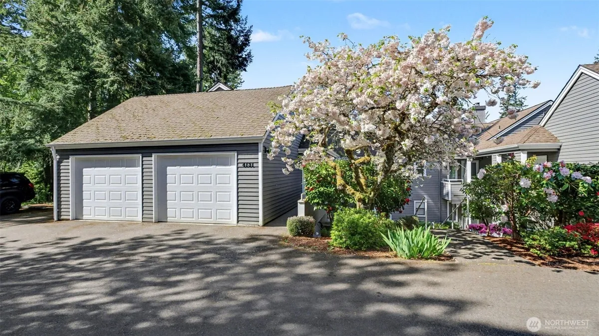 Property Slideshow image 1 of 36 | 4131 221st pl 2095, Issaquah, WA, 98029