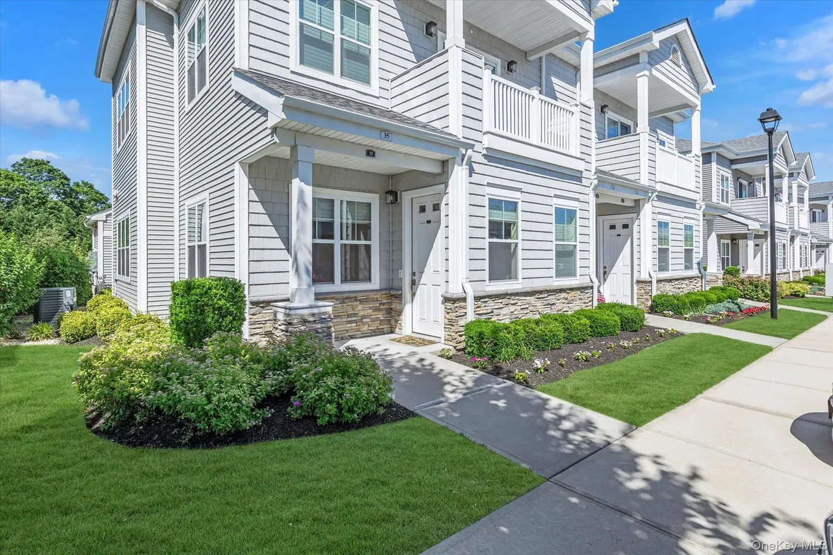 Property Slideshow image 1 of 23 | 35 winter pl, Huntington, NY, 11731