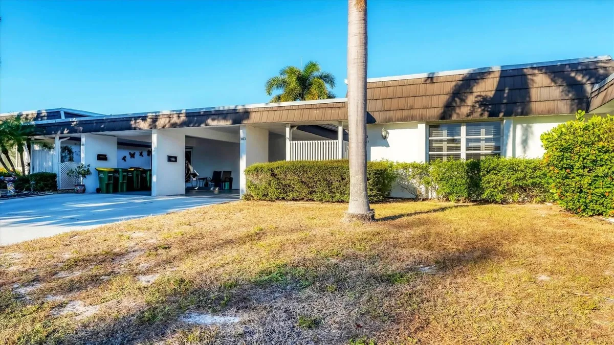 Property Slideshow image 1 of 40 | 3823 glen oaks dr 83, Sarasota, FL, 34232