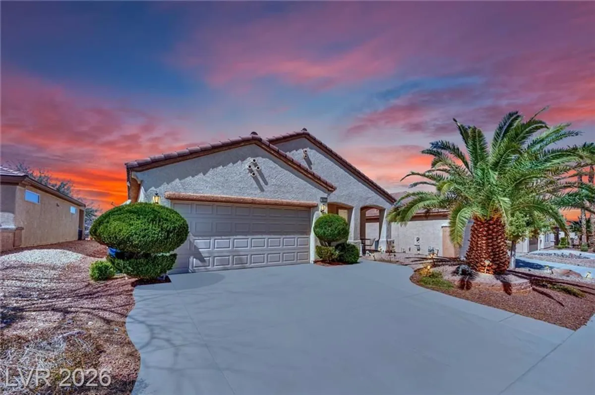 Property Slideshow image 1 of 32 | 2077 wildwood lake st, Henderson, NV, 89052