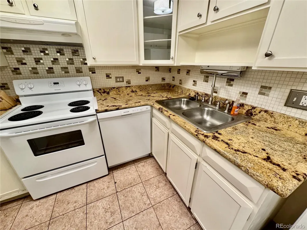 Property Slideshow image 1 of 29 | 585 s alton way 7b, Denver, CO, 80247