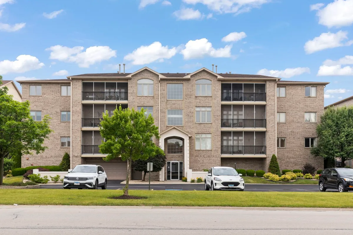 Property Slideshow image 1 of 25 | 18610 pine lake dr 2d, Tinley Park, IL, 60477
