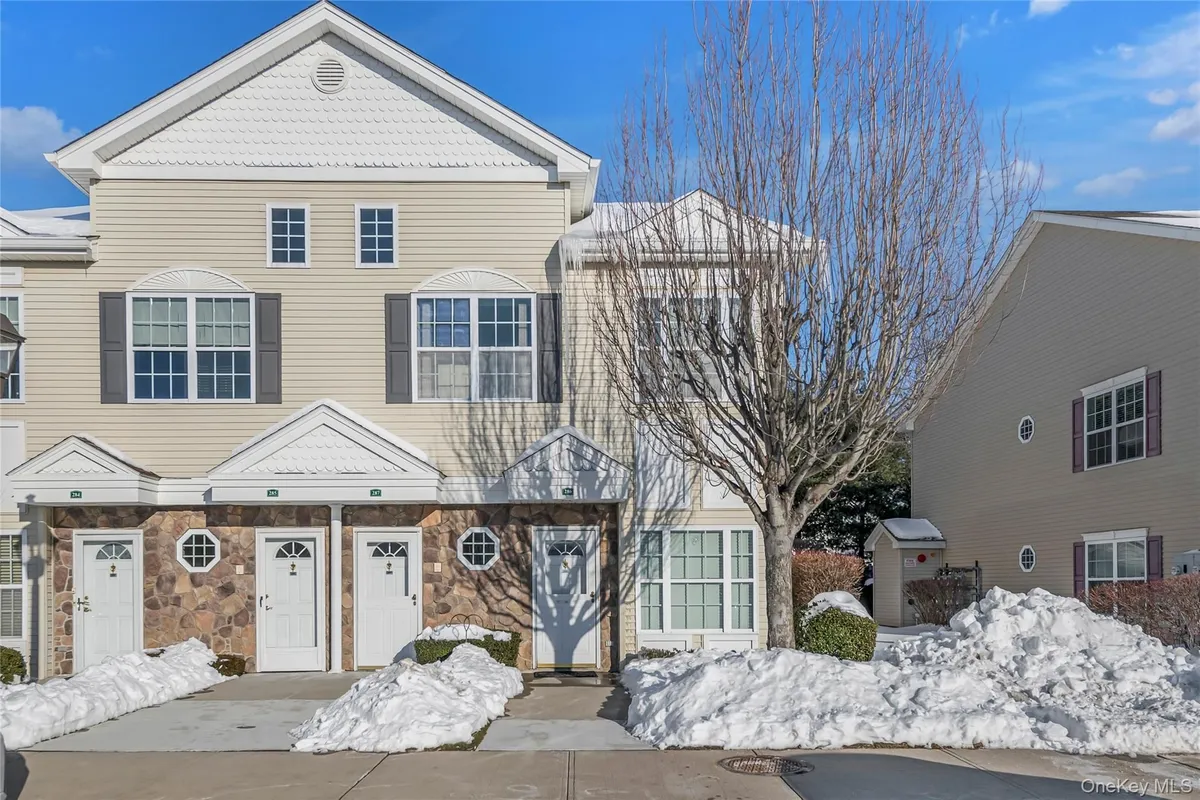 Property Slideshow image 1 of 27 | 286 spring dr # 286, East Meadow, NY, 11554