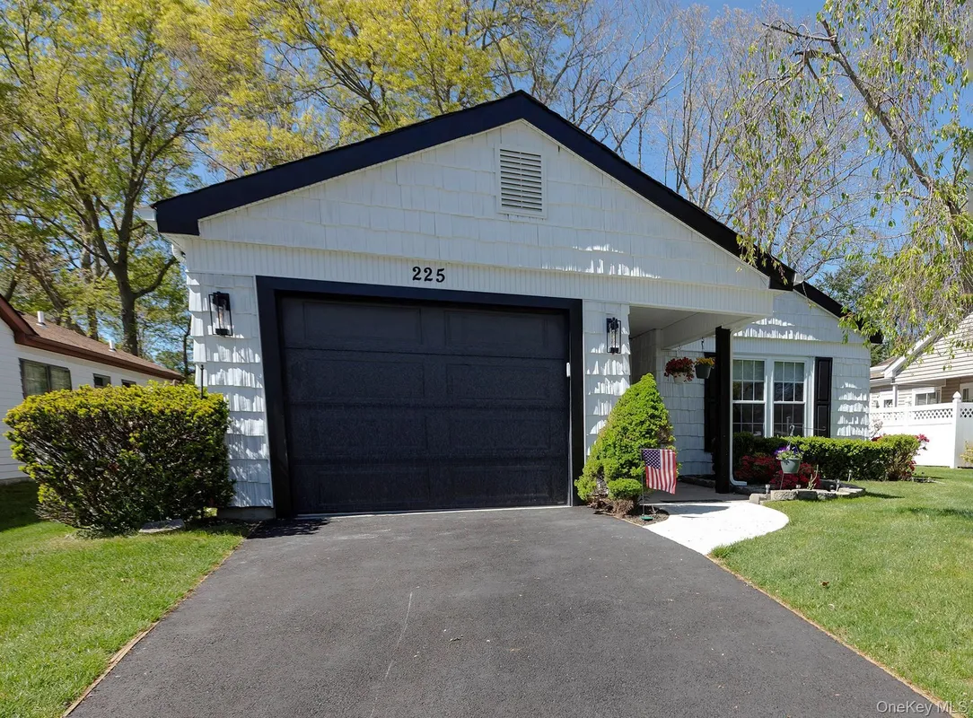 Property Slideshow image 1 of 24 | 225 kingston dr, Brookhaven, NY, 11961