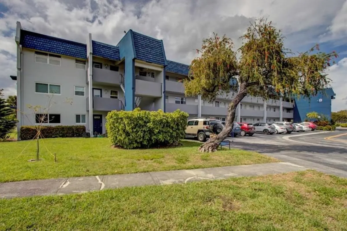 Property Slideshow image 1 of 18 | 7867 golf circle dr 108, Margate, FL, 33063