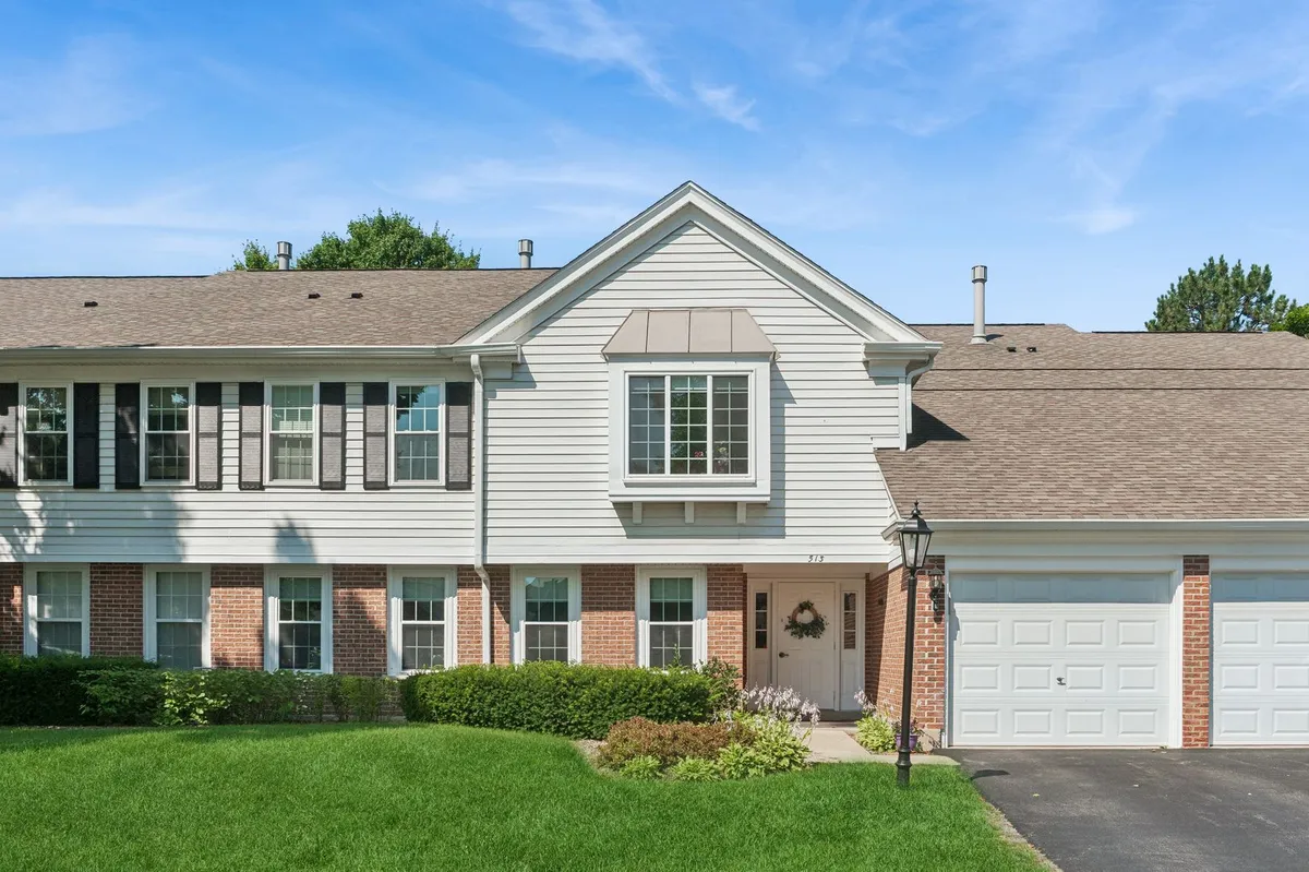 Property Slideshow image 1 of 22 | 513 kingsmill ln c, Prospect Heights, IL, 60070