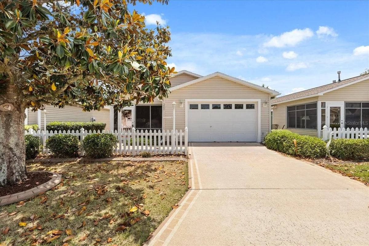 Property Slideshow image 1 of 43 | 300 varnville way, The Villages, FL, 32162