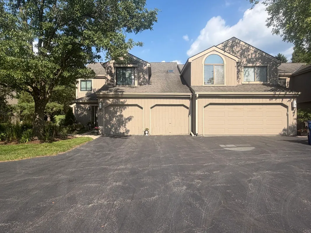 Property Slideshow image 1 of 23 | 1249 oak hill rd condo, Lake Barrington, IL, 60010