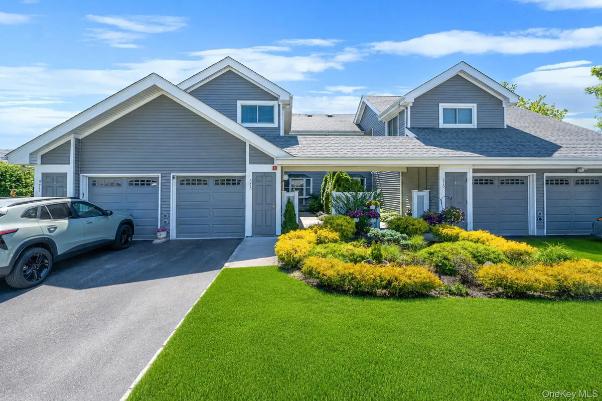 Property Slideshow image 1 of 27 | 376 quarry pond ct, Brookhaven, NY, 11955