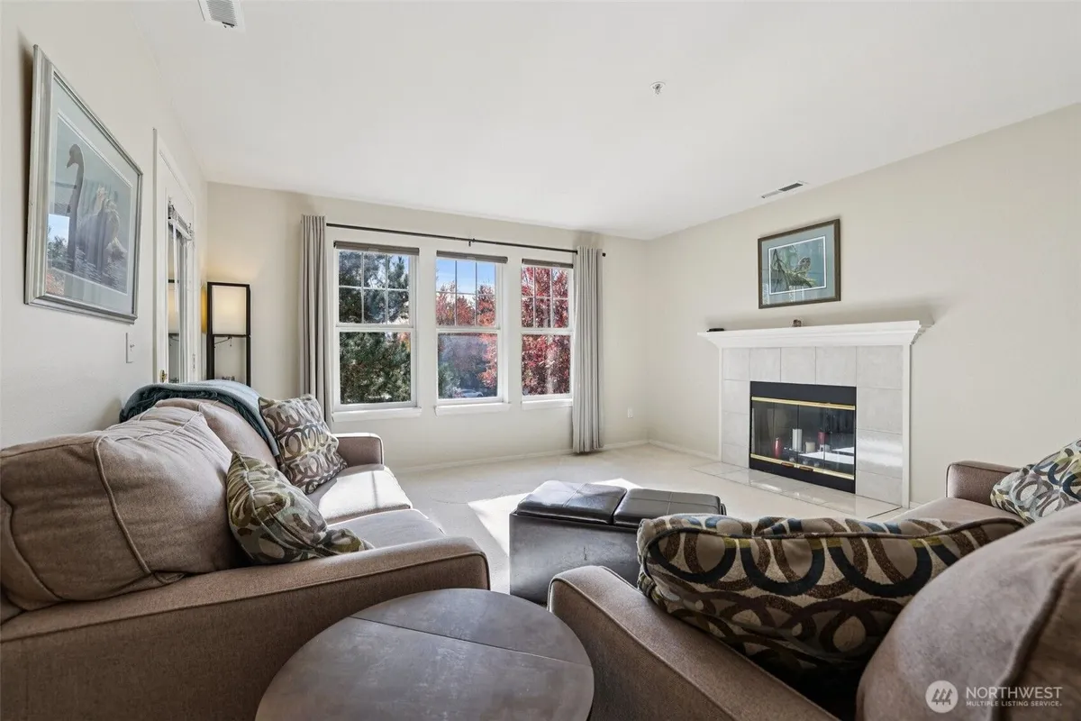 Property Slideshow image 1 of 32 | 4109 224th ln 207, Issaquah, WA, 98029