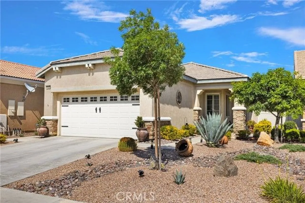 Property Slideshow image 1 of 37 | 10265 wascana ln, Apple Valley, CA, 92308