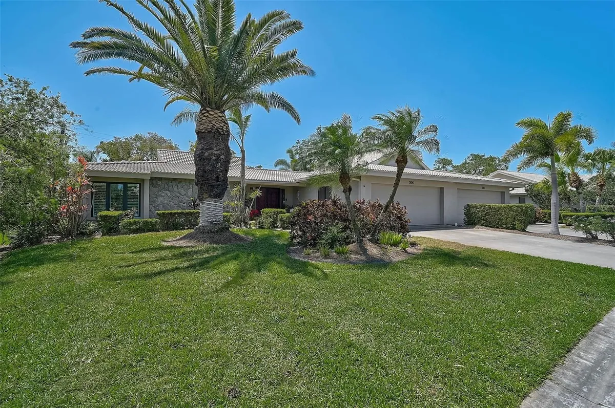 Property Slideshow image 1 of 61 | 3890 wilshire cir 27, Sarasota, FL, 34238