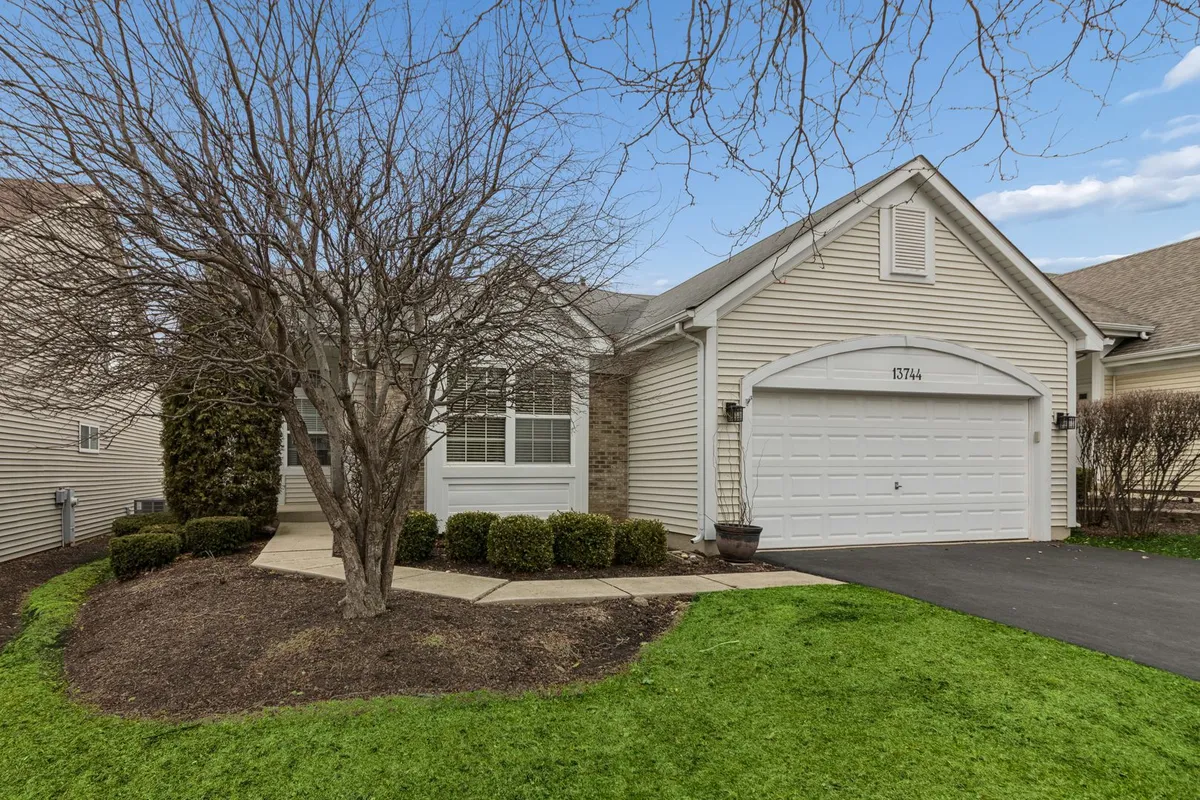 Property Slideshow image 1 of 27 | 13744 s ironwood dr, Plainfield, IL, 60544