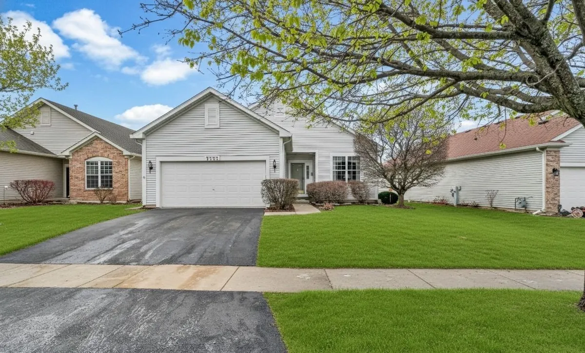 Property Slideshow image 1 of 26 | 1553 benzie cir, Romeoville, IL, 60446