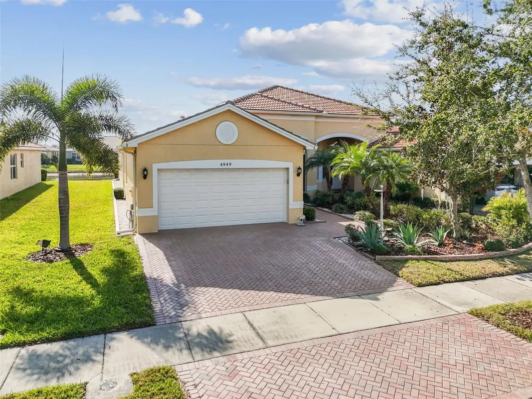 Property Slideshow image 1 of 82 | 4949 marble springs cir, Wimauma, FL, 33598