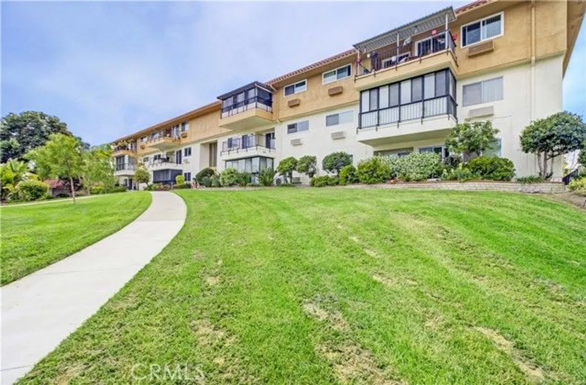 Property Slideshow image 1 of 28 | 2355 via mariposa 2f, Laguna Woods, CA, 92637