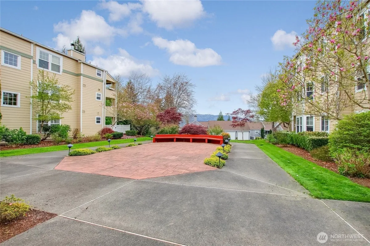 Property Slideshow image 1 of 33 | 4133 224th ln 202, Issaquah, WA, 98029