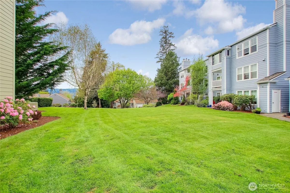 Property Slideshow image 1 of 36 | 4081 224th ln 107, Issaquah, WA, 98029