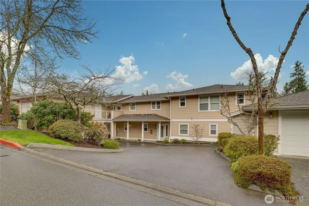 Property Slideshow image 1 of 20 | 4423 providence point pl se # 2628, Issaquah, WA, 98029