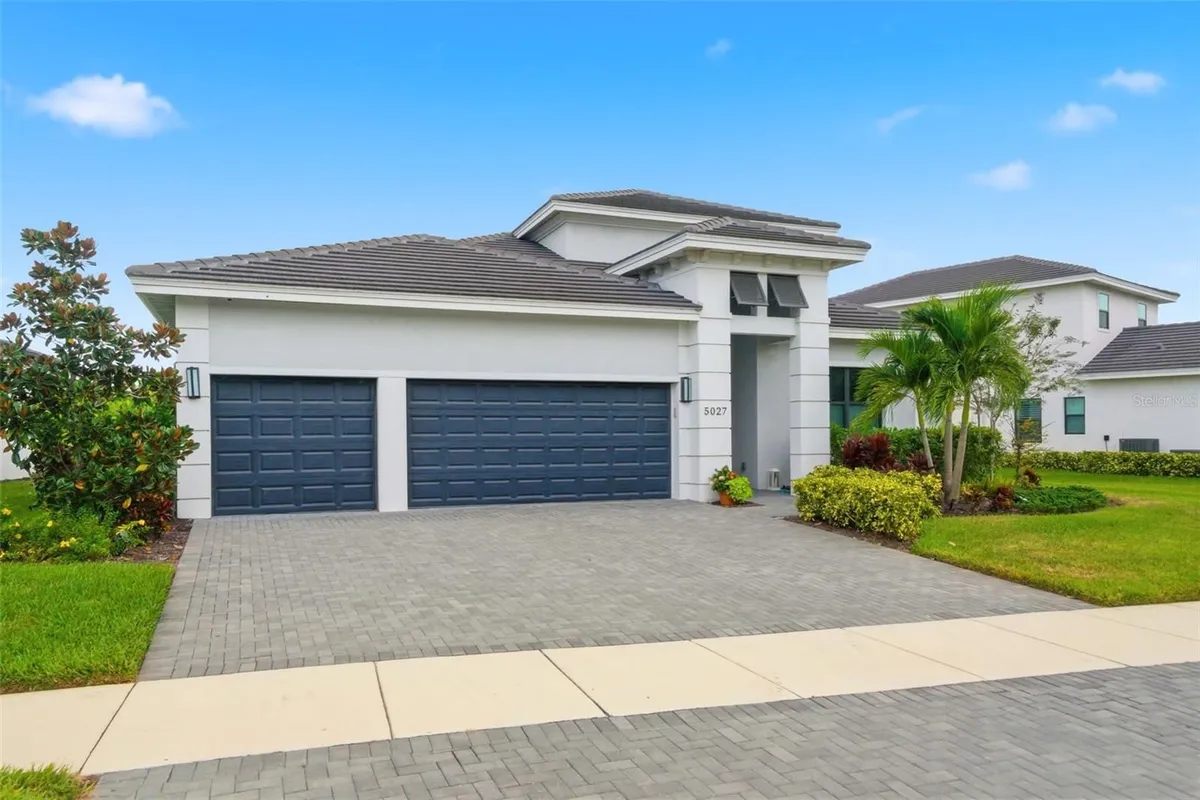 Property Slideshow image 1 of 71 | 5027 kiva cir, Bradenton, FL, 34211