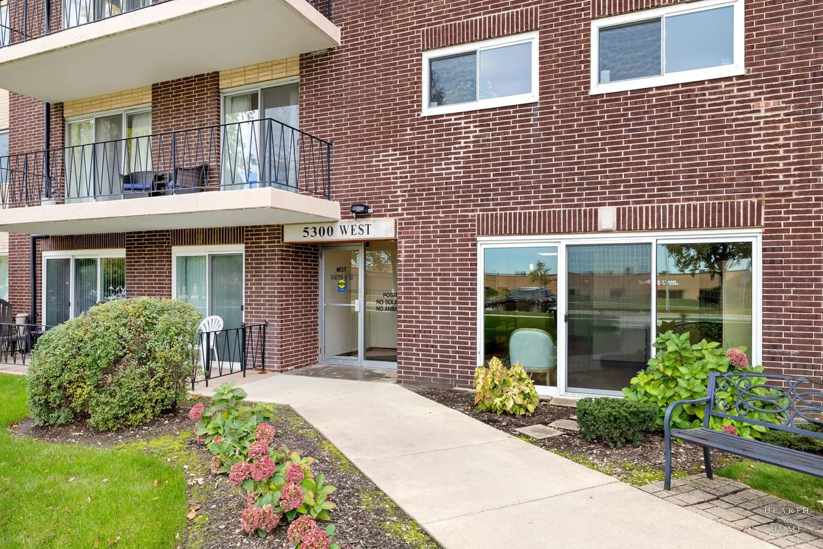 Property Slideshow image 1 of 33 | 5300 walnut ave 12b, Downers Grove, IL, 60515
