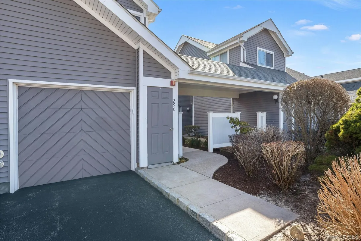 Property Slideshow image 1 of 36 | 290 w midland pond ct 290, Brookhaven, NY, 11955