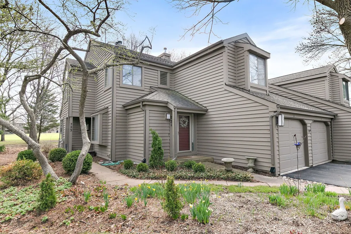Property Slideshow image 1 of 34 | 723 golf ln 944, Lake Barrington, IL, 60010