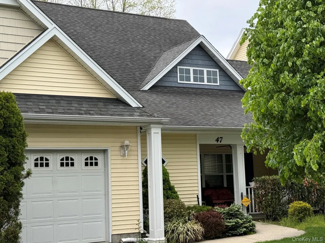 Property Slideshow image 1 of 23 | 47 stoneleigh dr, Riverhead, NY, 11901