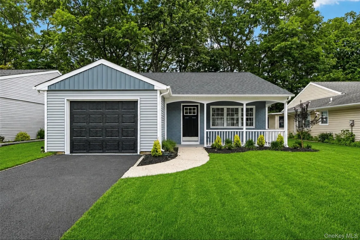 Property Slideshow image 1 of 34 | 190 canterbury dr, Brookhaven, NY, 11961