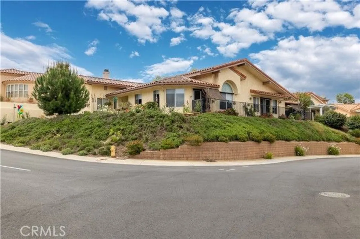 Property Slideshow image 1 of 38 | 1113 crescent bnd, Fallbrook, CA, 92028