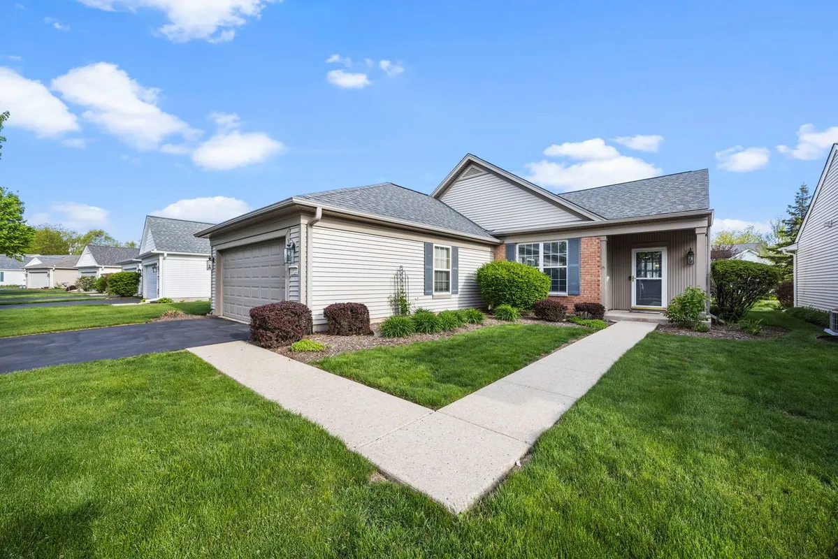 Property Slideshow image 1 of 19 | 13522 wildwood ln, Huntley, IL, 60142