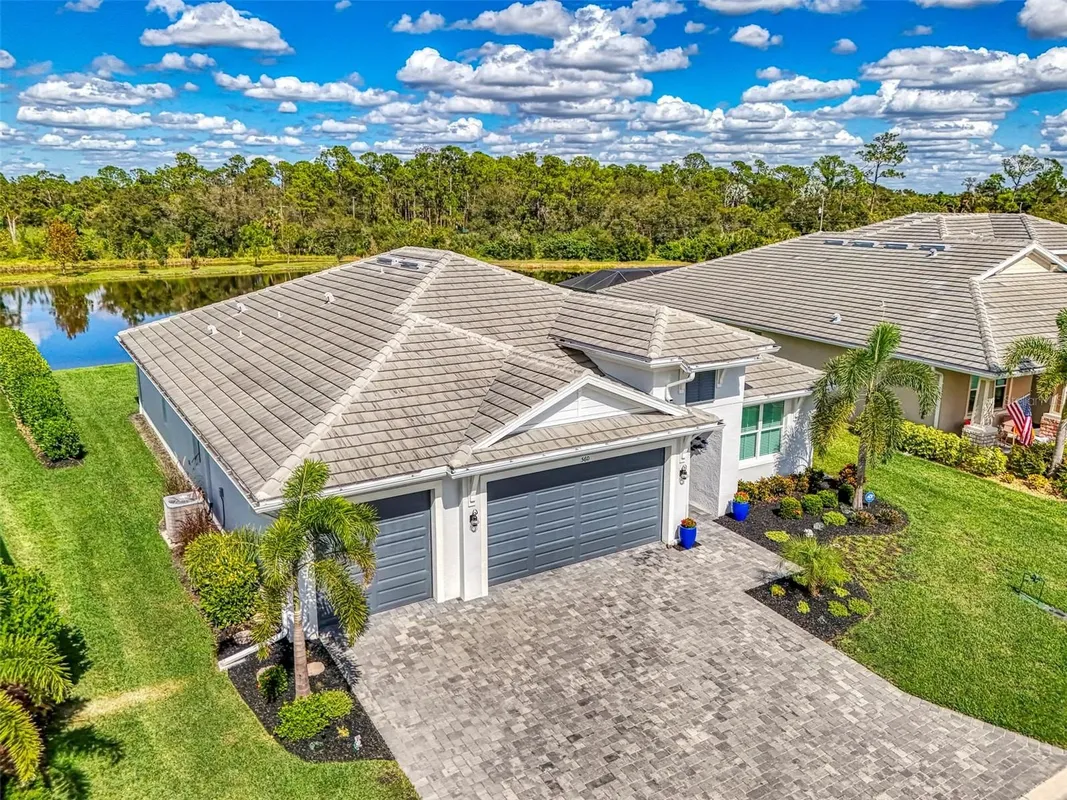 Property Slideshow image 1 of 72 | 560 mistiflower cir, Nokomis, FL, 34275