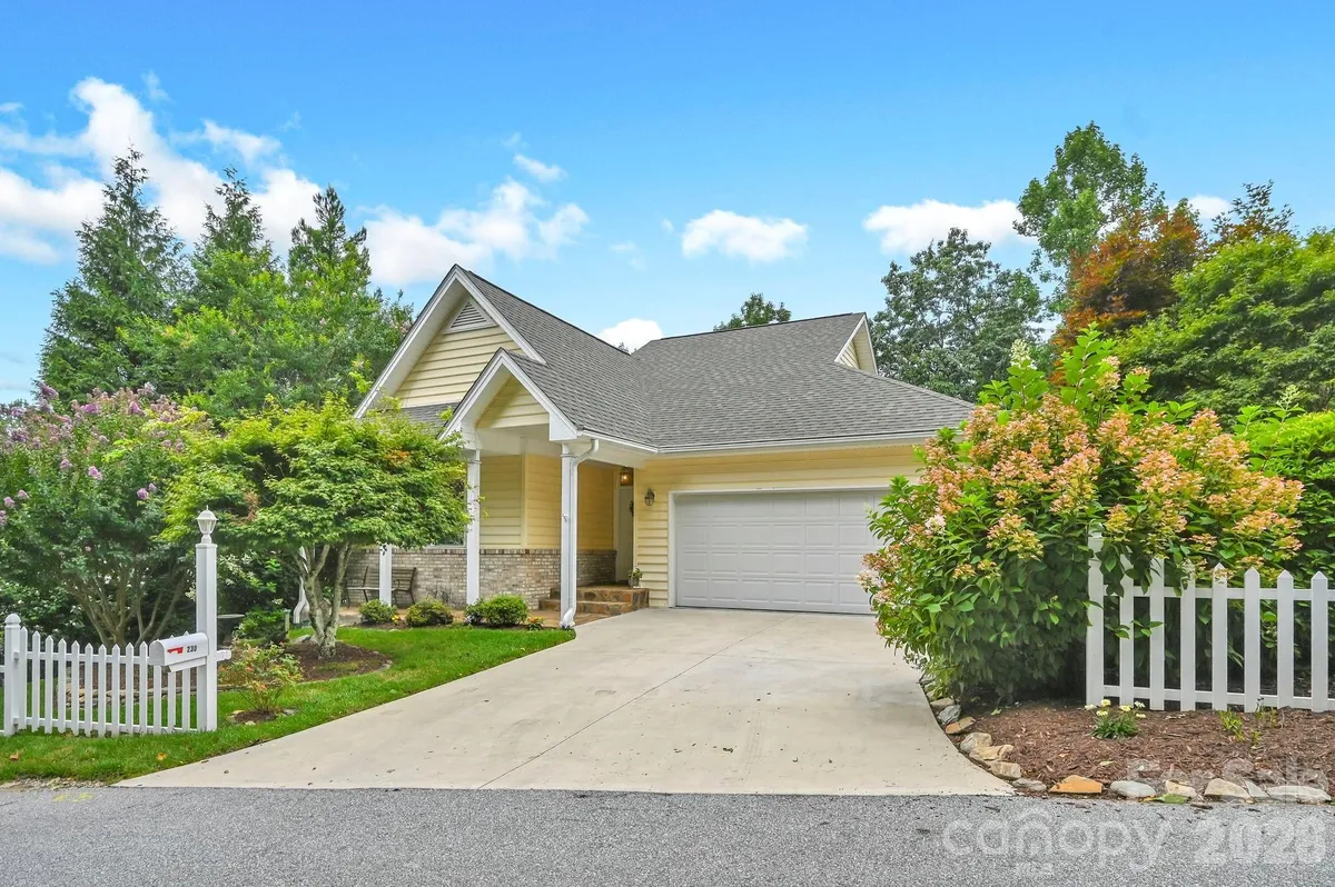 Property Slideshow image 1 of 42 | 230 carriage summitt way 2423, Hendersonville, NC, 28791
