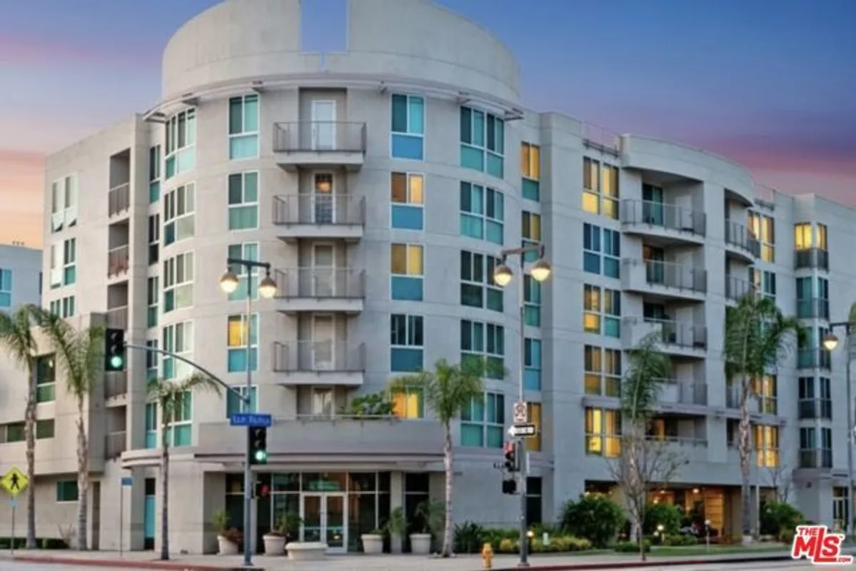 Property Slideshow image 1 of 10 | 267 s san pedro st unit 306, Los Angeles, CA, 90012