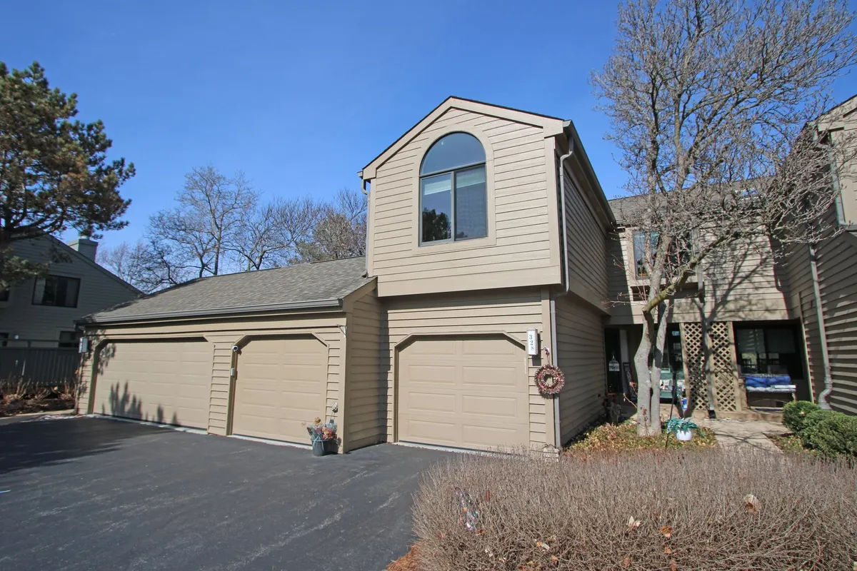 Property Slideshow image 1 of 55 | 328 indian pt 328, Lake Barrington, IL, 60010