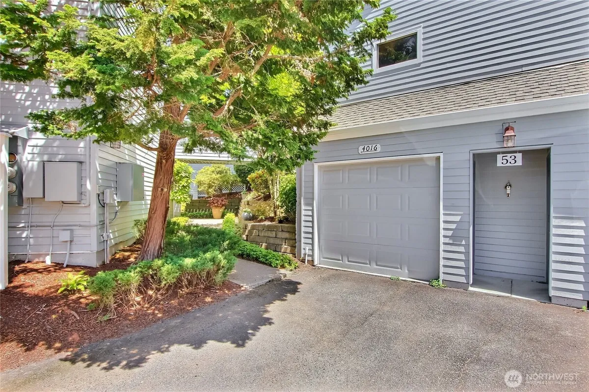 Property Slideshow image 1 of 33 | 4016 220th pl 1137, Issaquah, WA, 98029