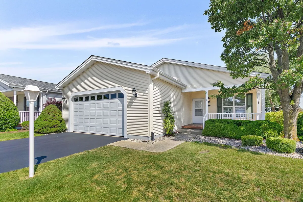 Property Slideshow image 1 of 33 | 115 hunter ct, Grayslake, IL, 60030
