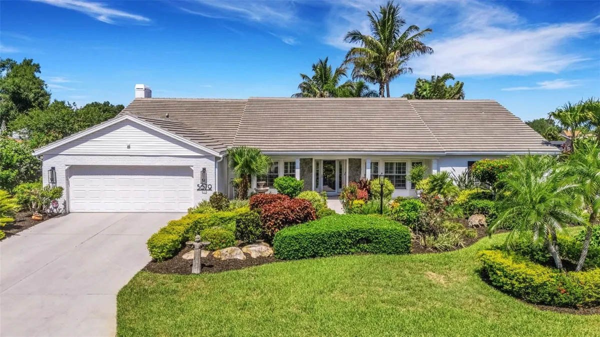 Property Slideshow image 1 of 78 | 5679 country lakes dr 7, Sarasota, FL, 34243