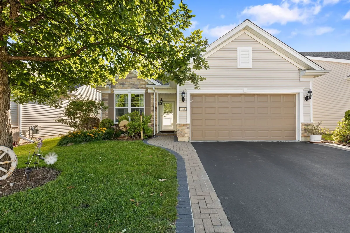 Property Slideshow image 1 of 19 | 860 cascade falls dr, Elgin, IL, 60124