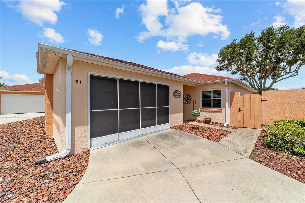 Property Slideshow image 1 of 49 | 911 medira dr, Lady Lake, FL, 32159