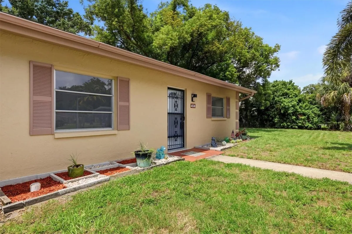 Property Slideshow image 1 of 32 | 4538 pawnee trl 197, Sarasota, FL, 34233