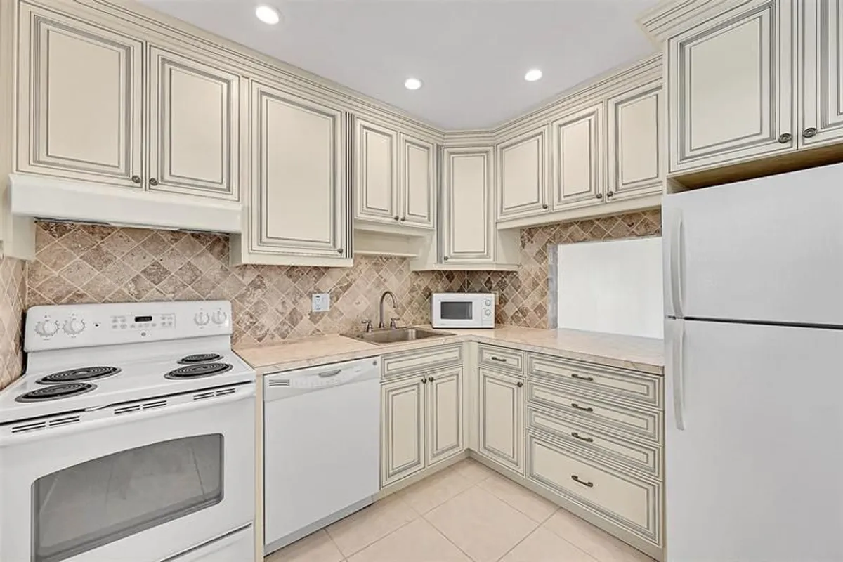 Property Slideshow image 1 of 42 | 23 abbey ln 202, Delray Beach, FL, 33446