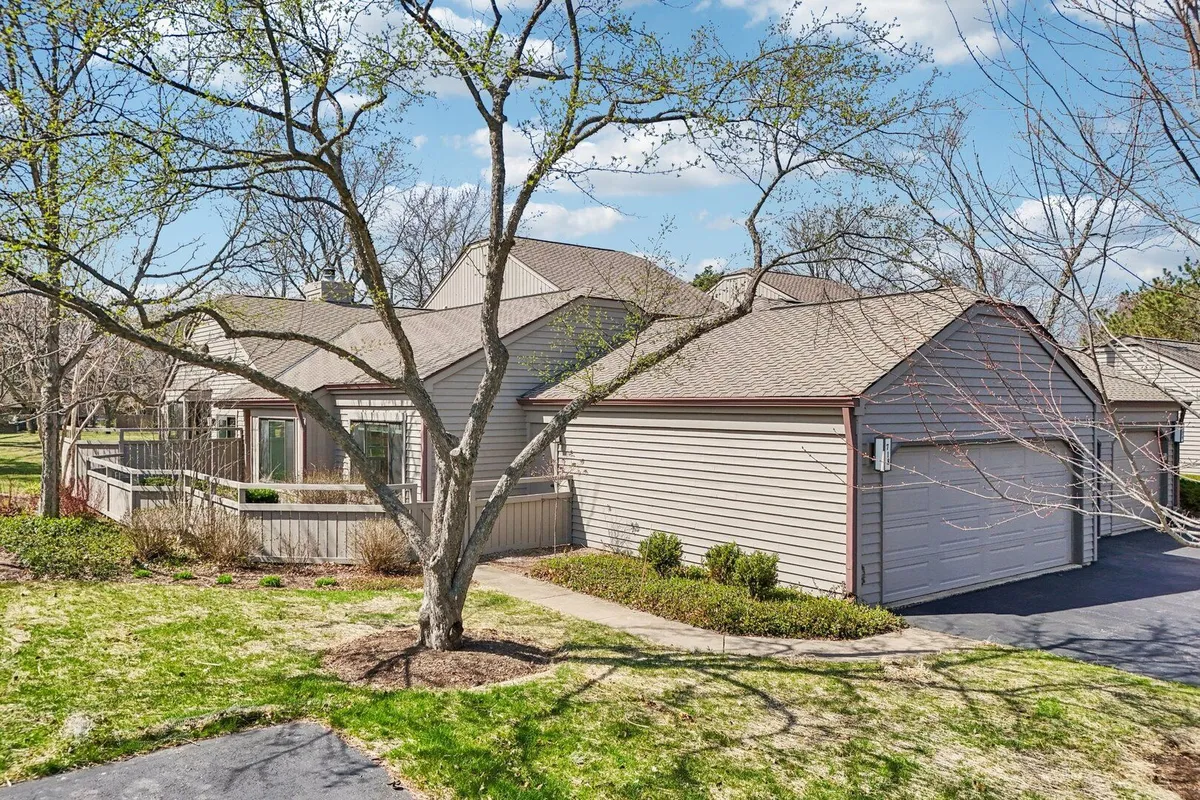 Property Slideshow image 1 of 50 | 718 shoreline rd, Lake Barrington, IL, 60010