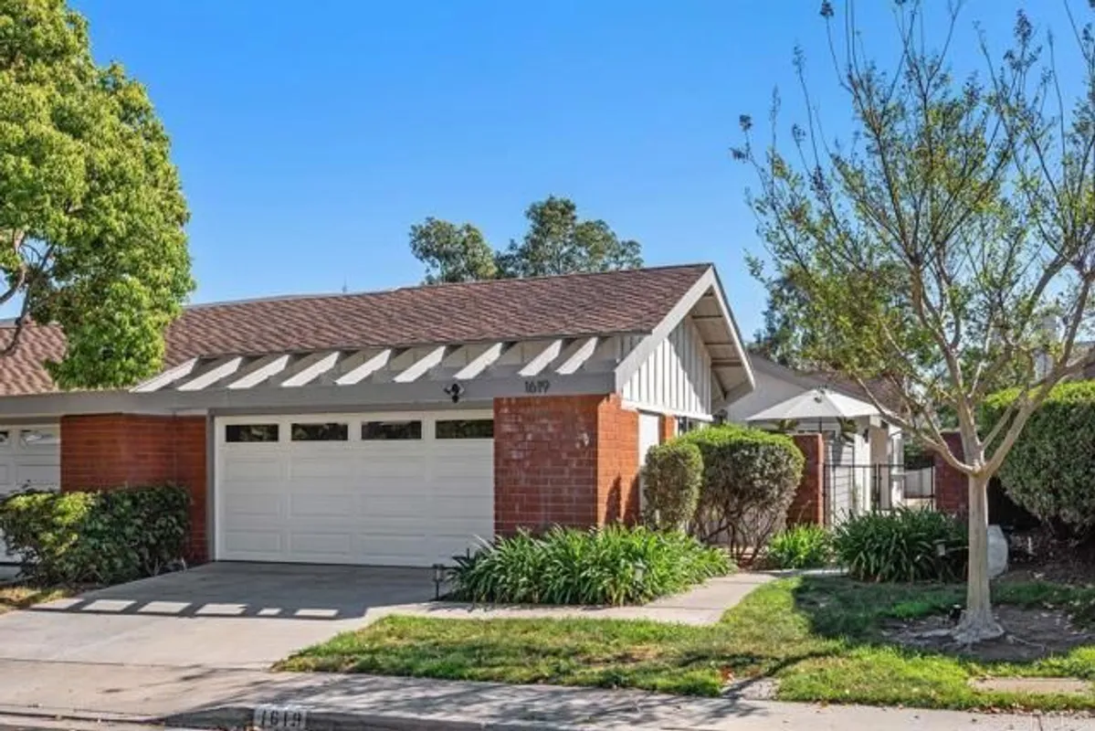 Property Slideshow image 1 of 46 | 1619 via entrada del lago, San Marcos, CA, 92078