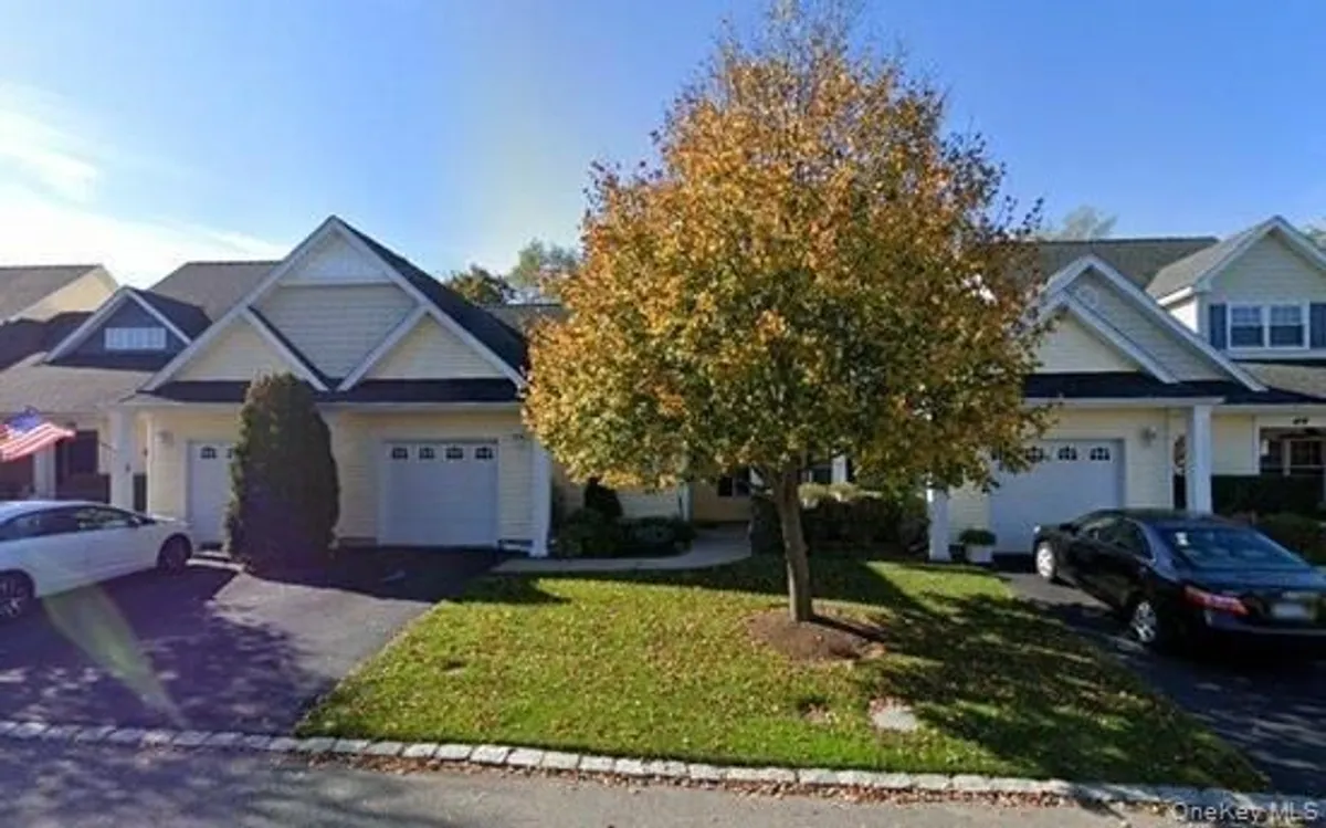 Property Slideshow image 1 of 22 | 47 stoneleigh dr, Riverhead, NY, 11901